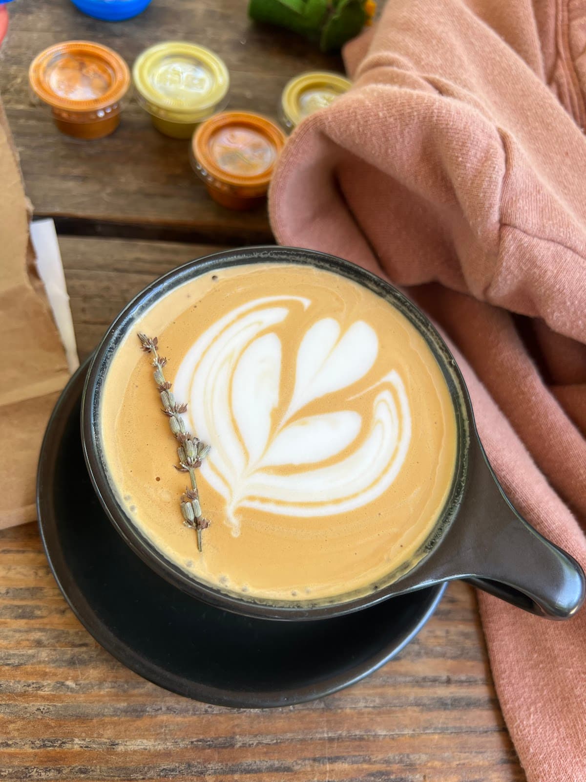Radio Coffee & Beer specialty coffee shop in Austin - photo 3