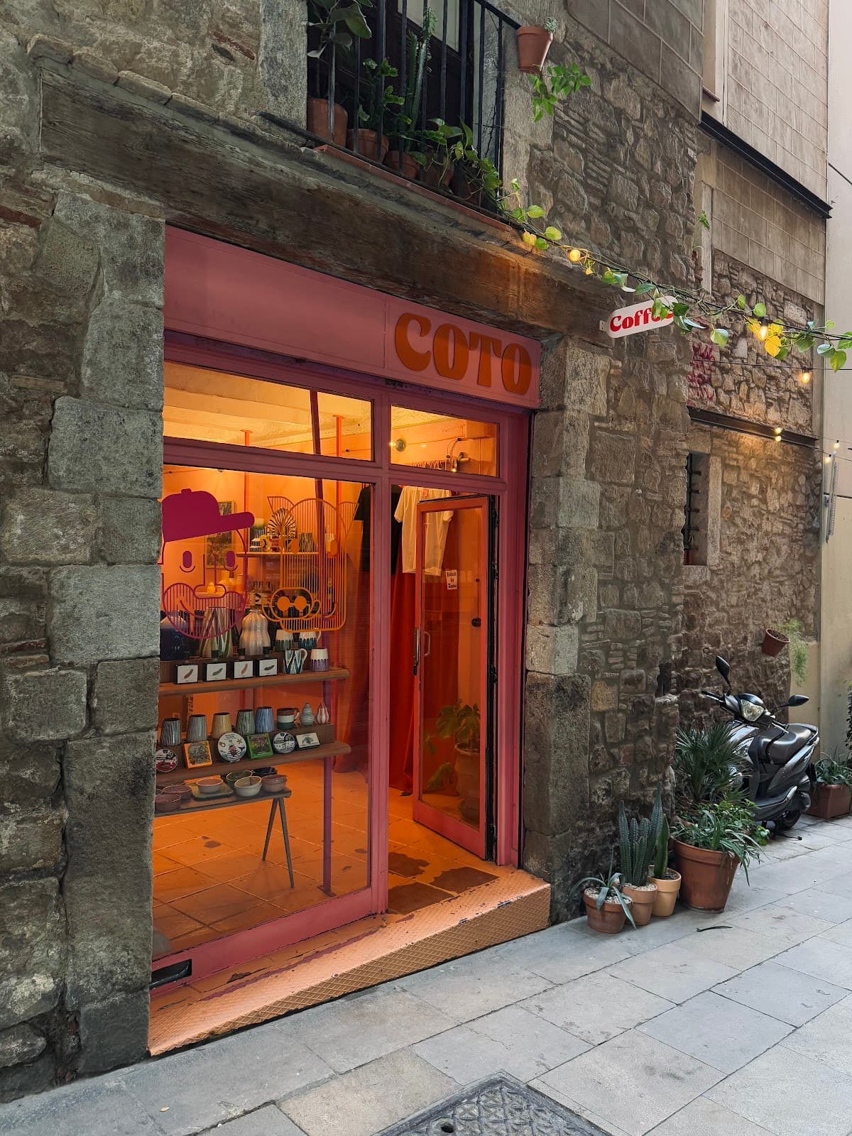 COTO COFFEE + COLMADO - specialty coffee shop in Ciutat Vella