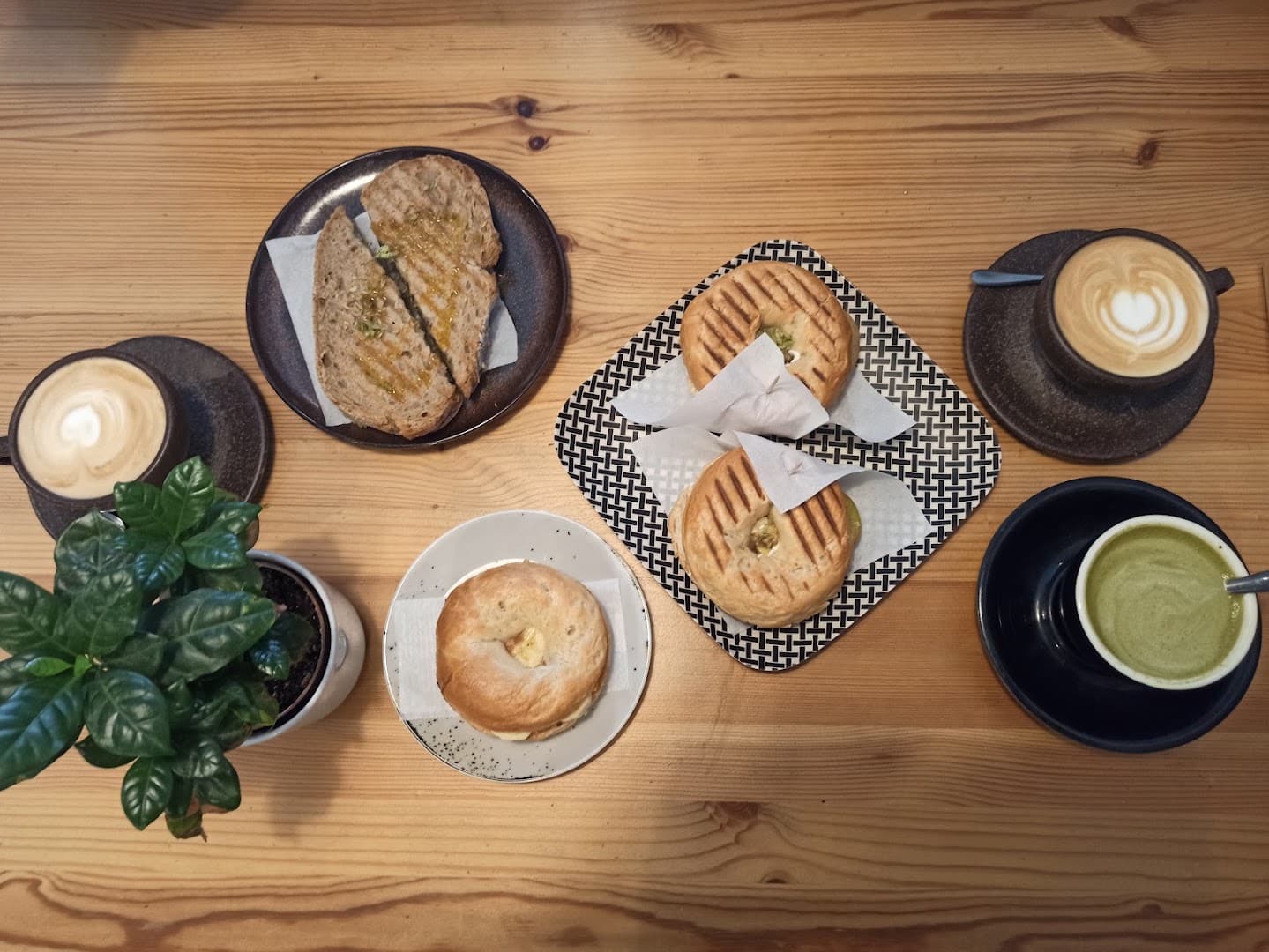 Cafetaria Mesa 325 - specialty coffee shop in Cedofeita