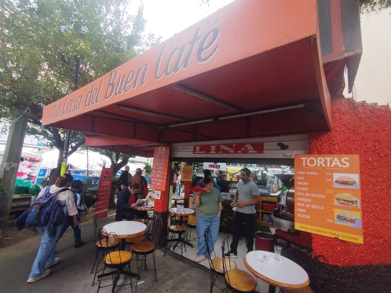 Storefront of Café La Finca Lina, specialty coffee shop in Mexico City