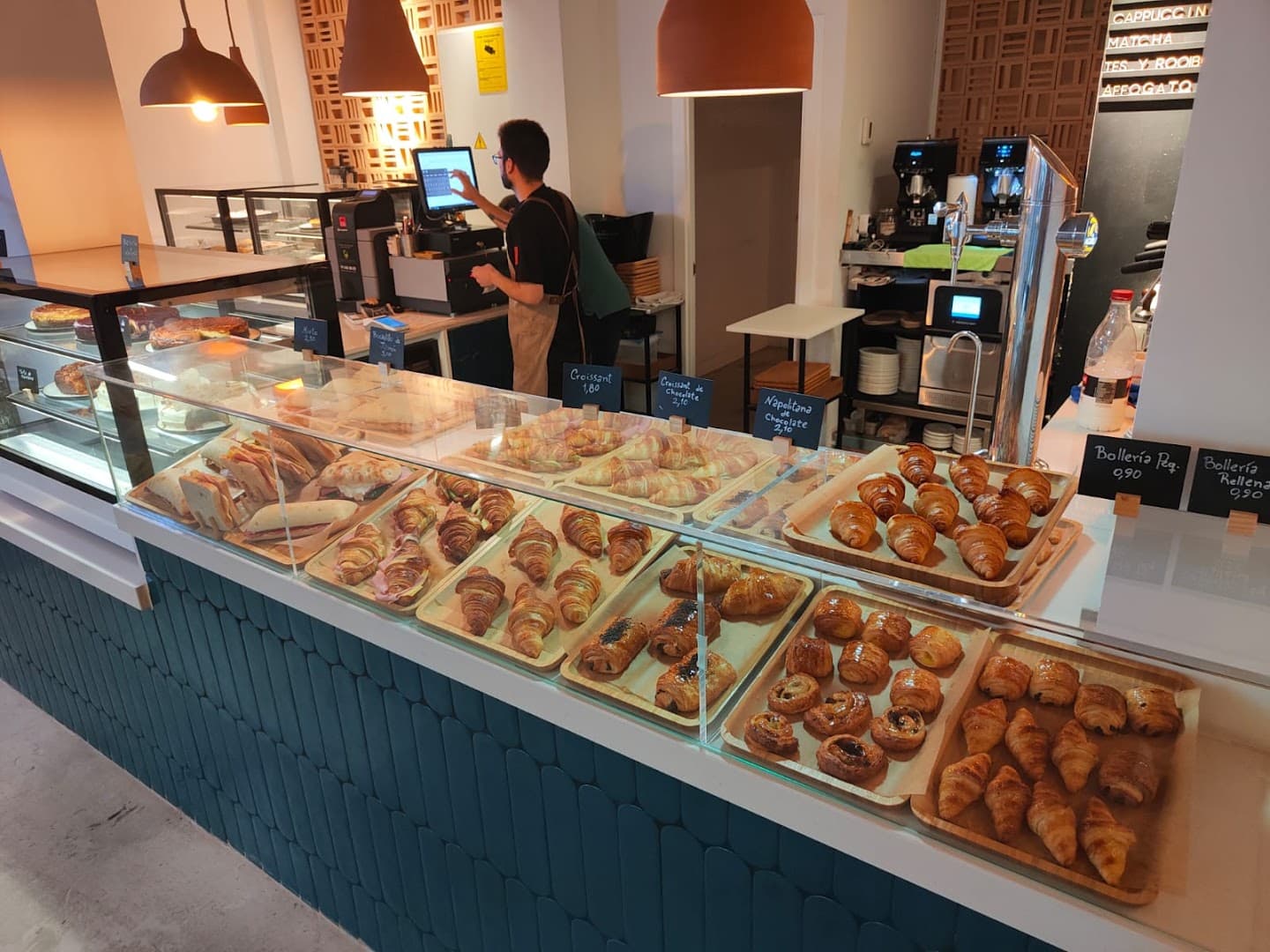 KAFFEEINA specialty coffee shop in Madrid - photo 4