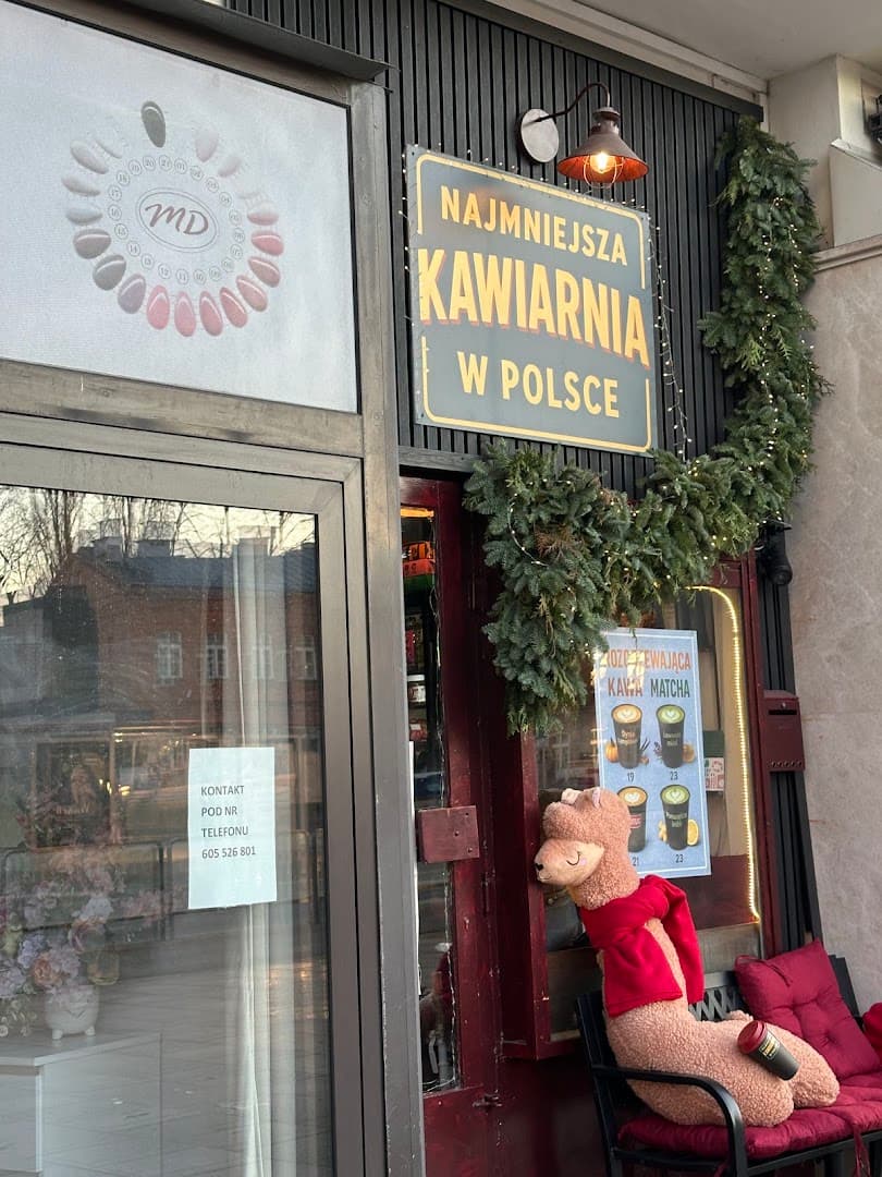 Storefront of Najmniejsza Kawiarnia w Polsce, specialty coffee shop in Warsaw