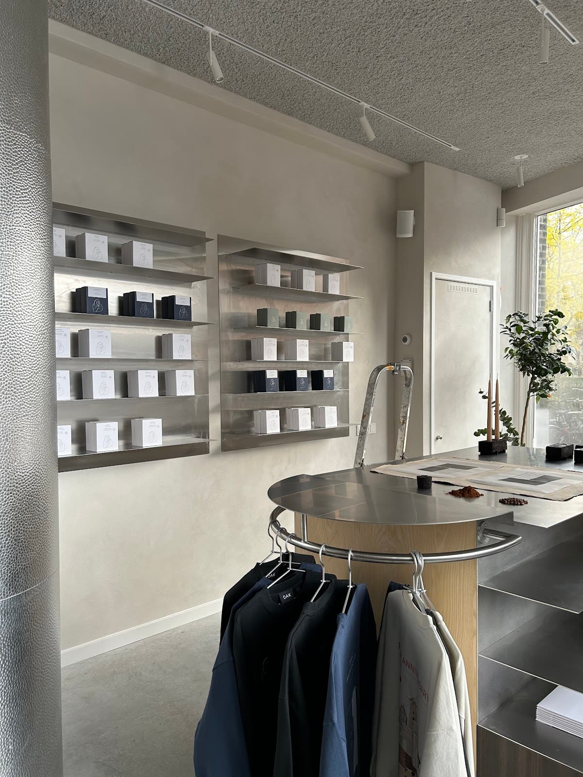 Dak Showroom by Dak Coffee Roasters - specialty coffee shop in Amsterdam