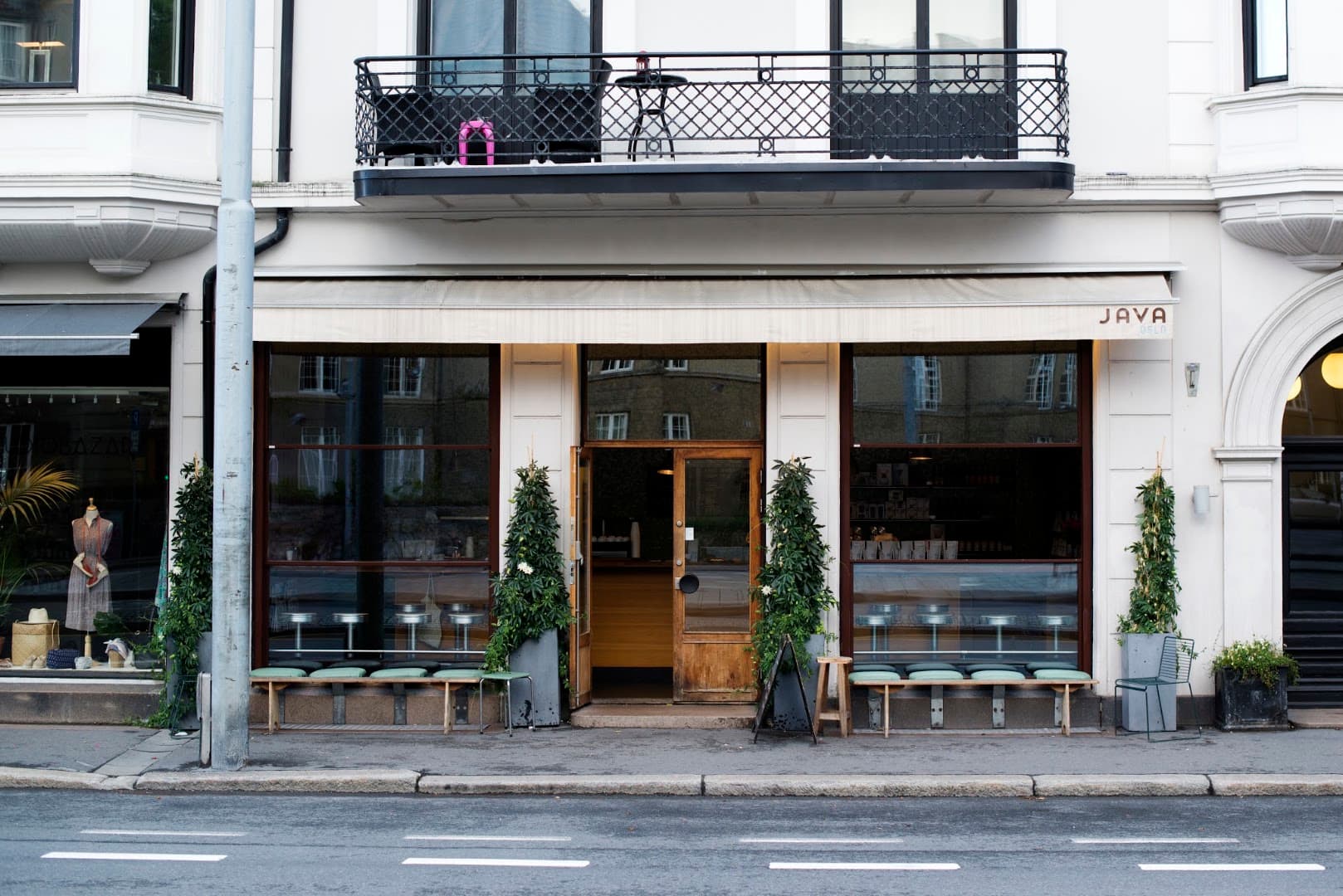 Storefront of Java espresso & coffee Business AS, specialty coffee shop in Oslo