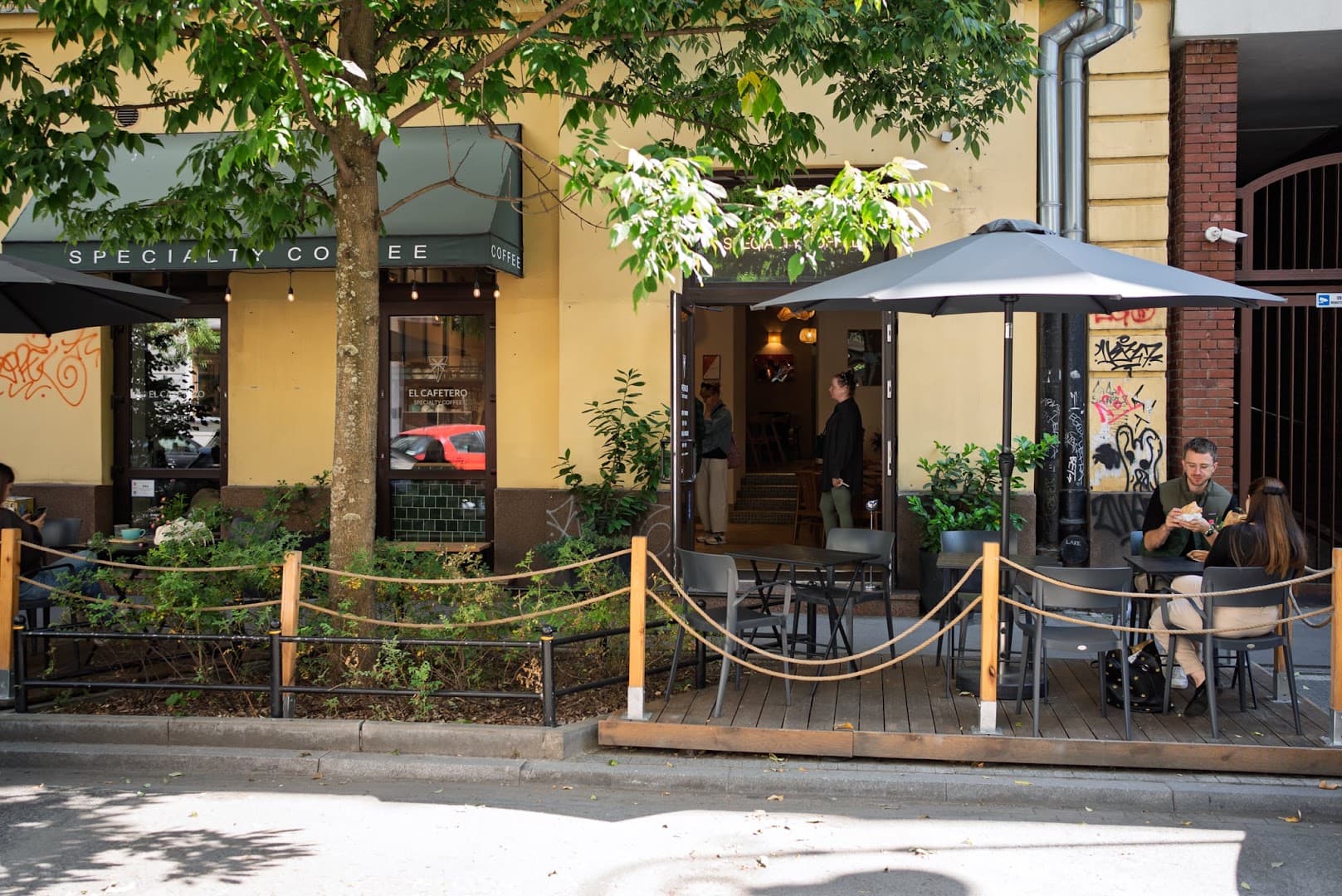 Storefront of El Cafetero Emilii Plater, specialty coffee shop in Warsaw