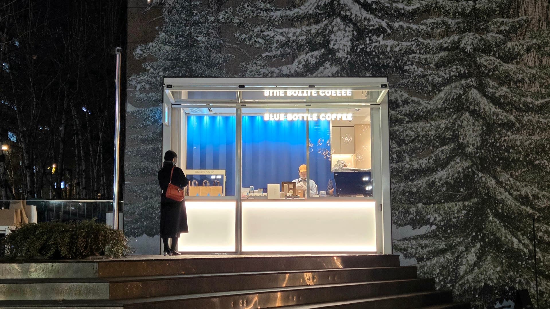 Storefront of Blue Bottle Samseong Cafe, specialty coffee shop in Seoul