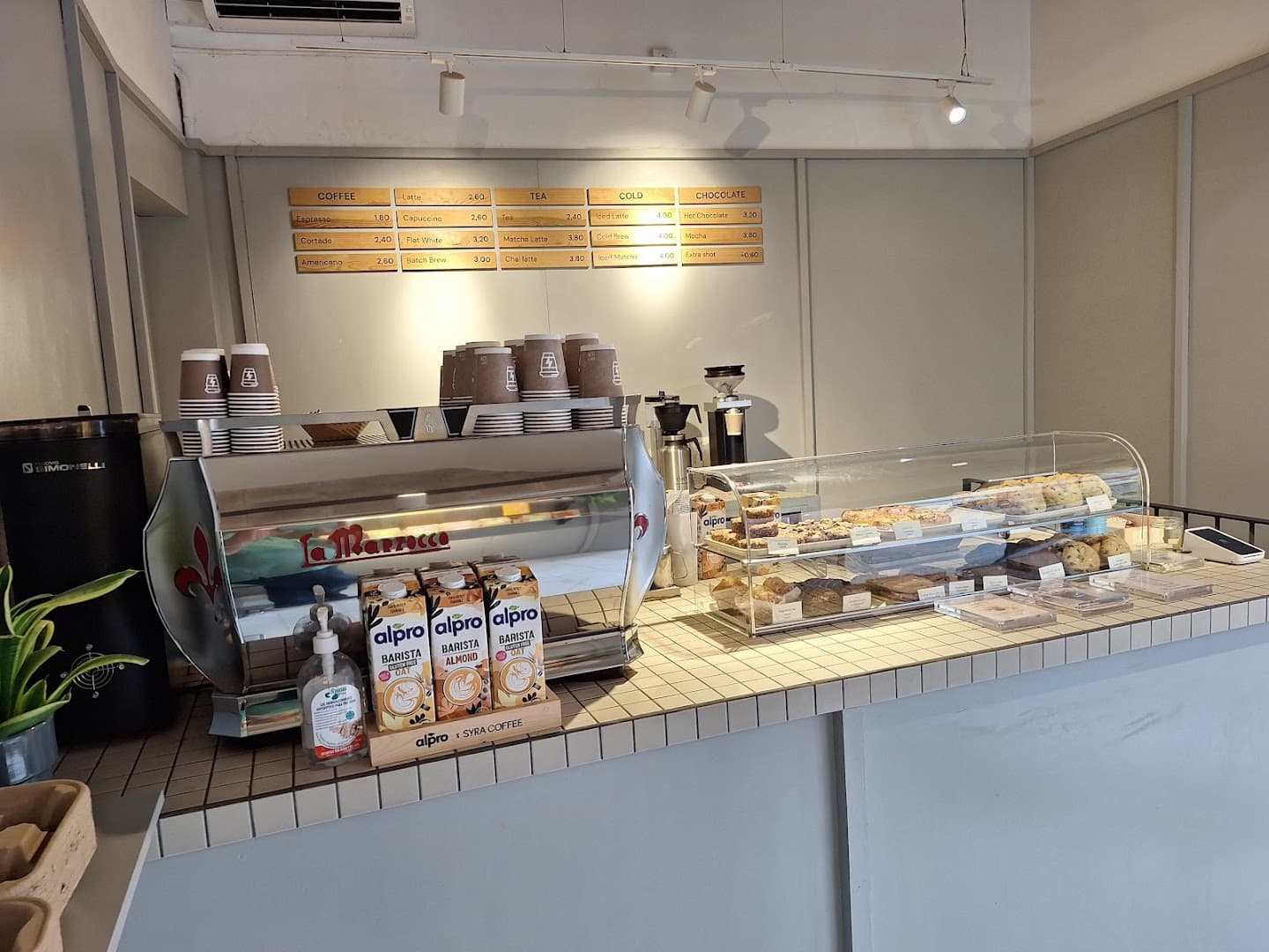 Syra Coffee | Cafeteria Sarrià specialty coffee shop in Barcelona - photo 7