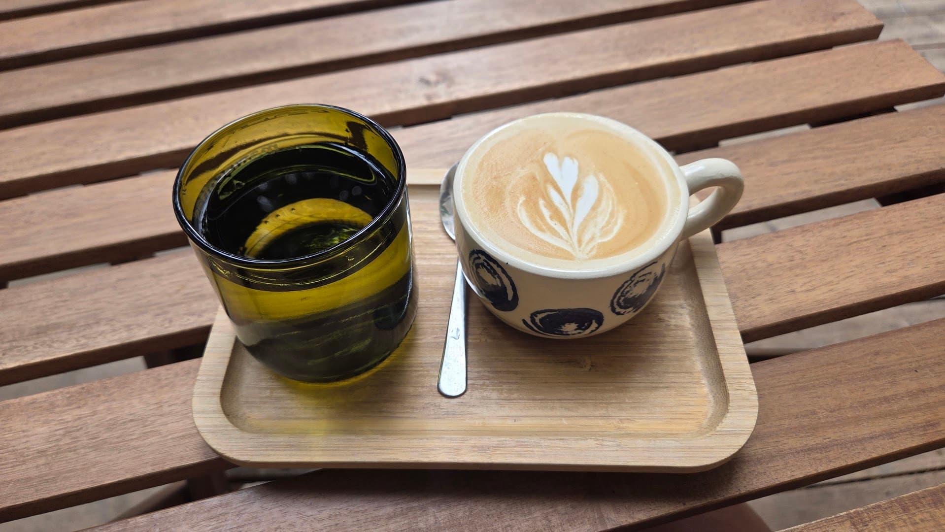 Coffee at mamacoffee Londýnská, specialty coffee shop in Prague