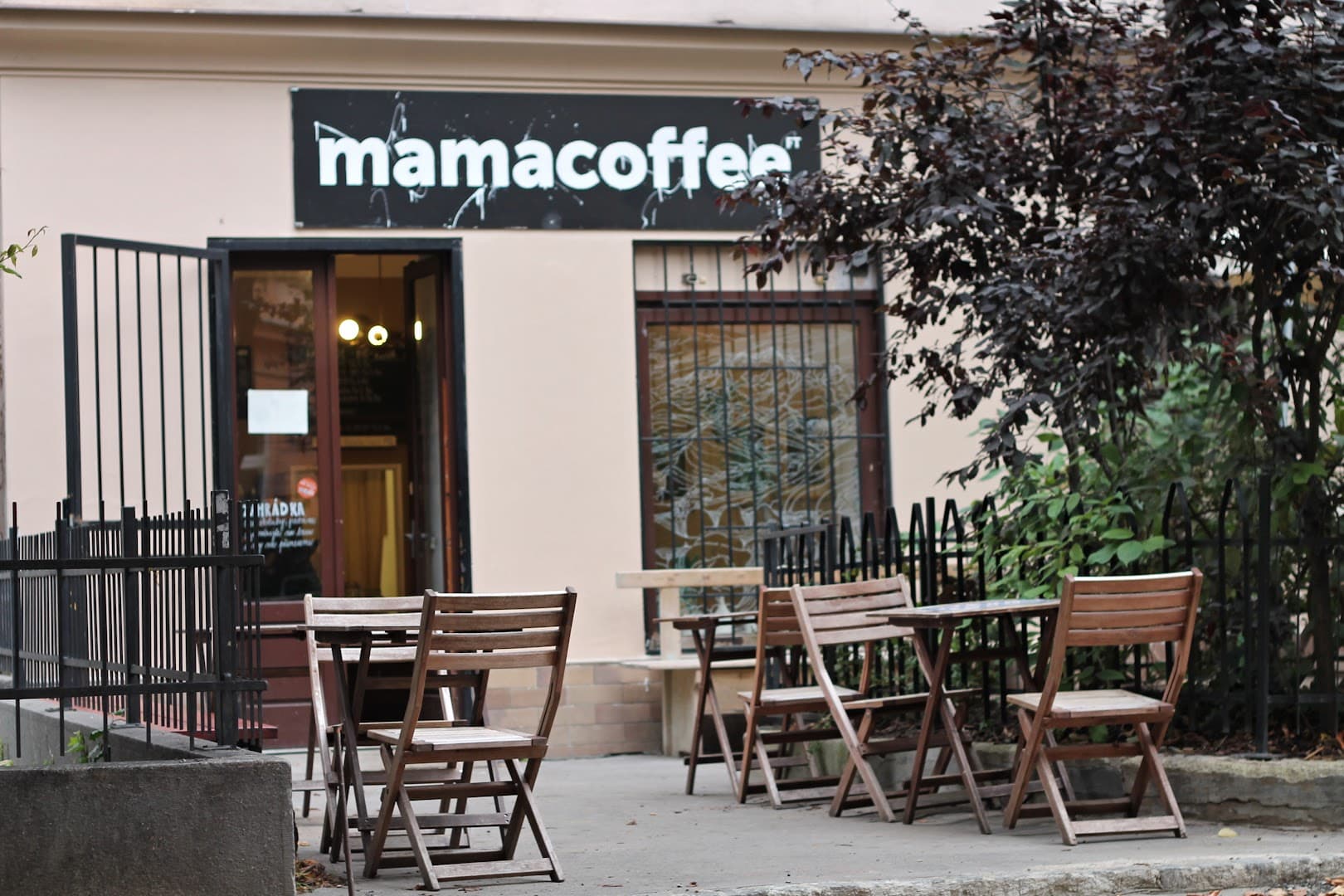 Storefront of mamacoffee Londýnská, specialty coffee shop in Prague
