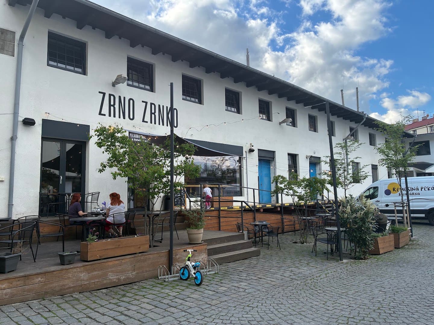 Zrno Zrnko Čestmírova - specialty coffee shop in Prague