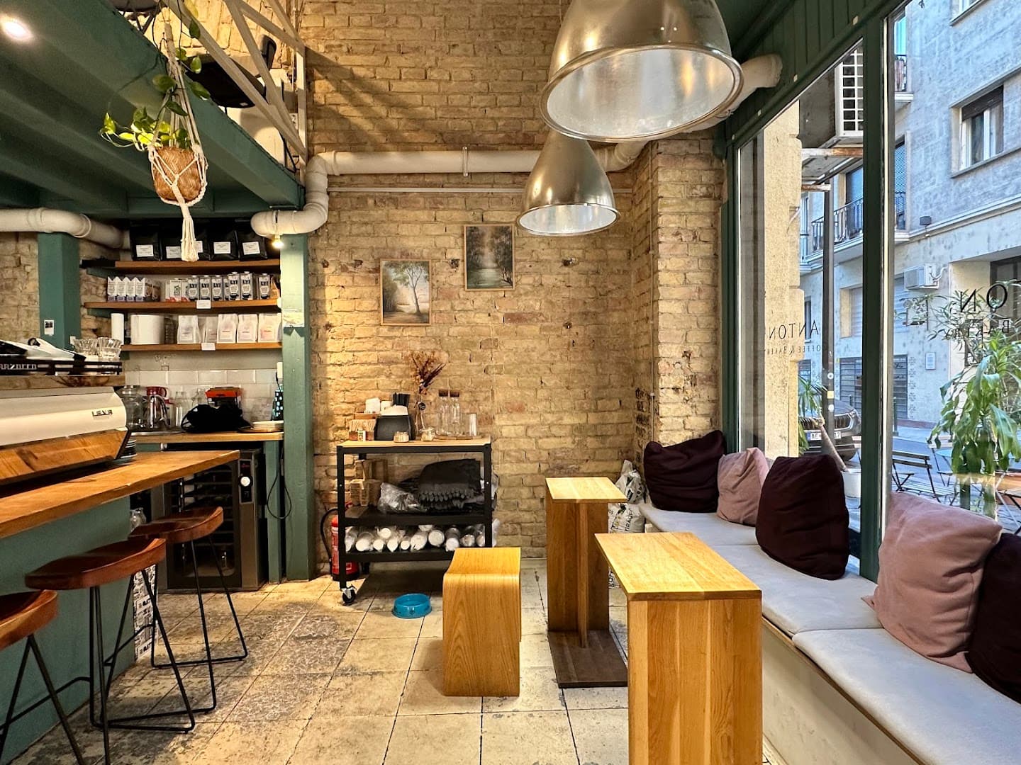 Anton - specialty coffee shop in District VIII