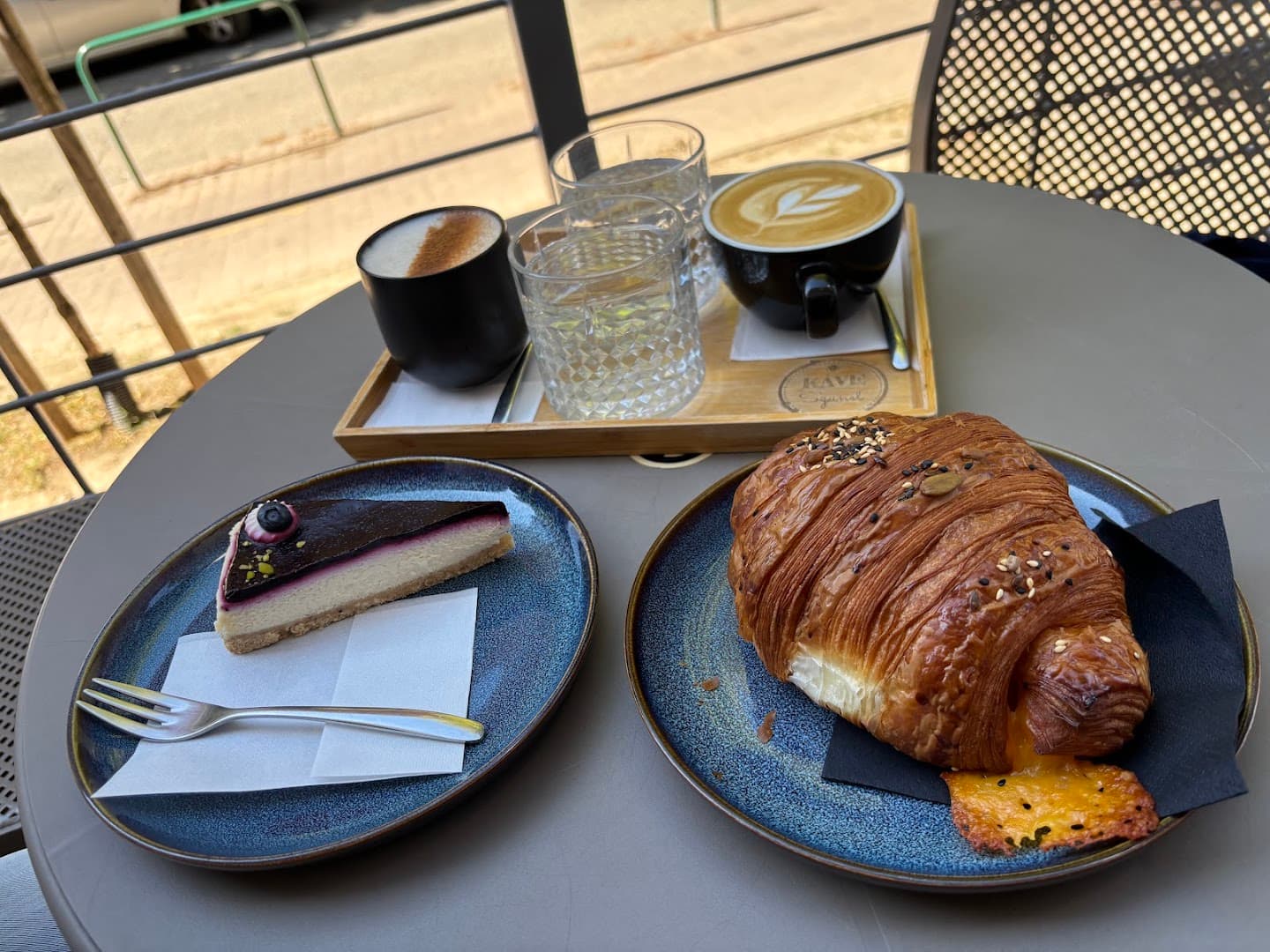 Kávé/Szünet specialty coffee shop in Budapest - photo 7