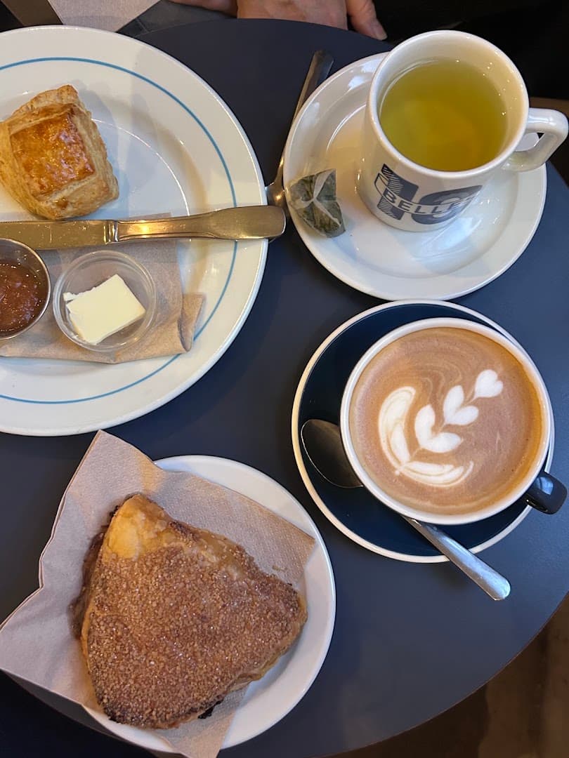 Ten Belles - specialty coffee shop in Paris