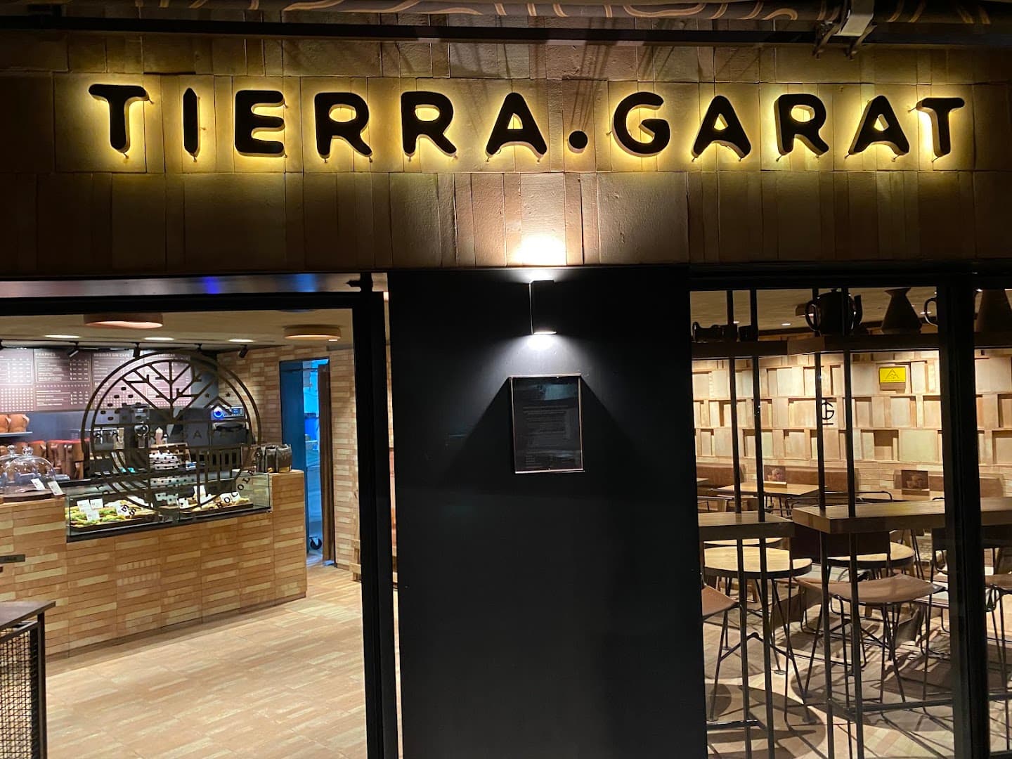 Storefront of Tierra Garat Fresas, specialty coffee shop in Mexico City
