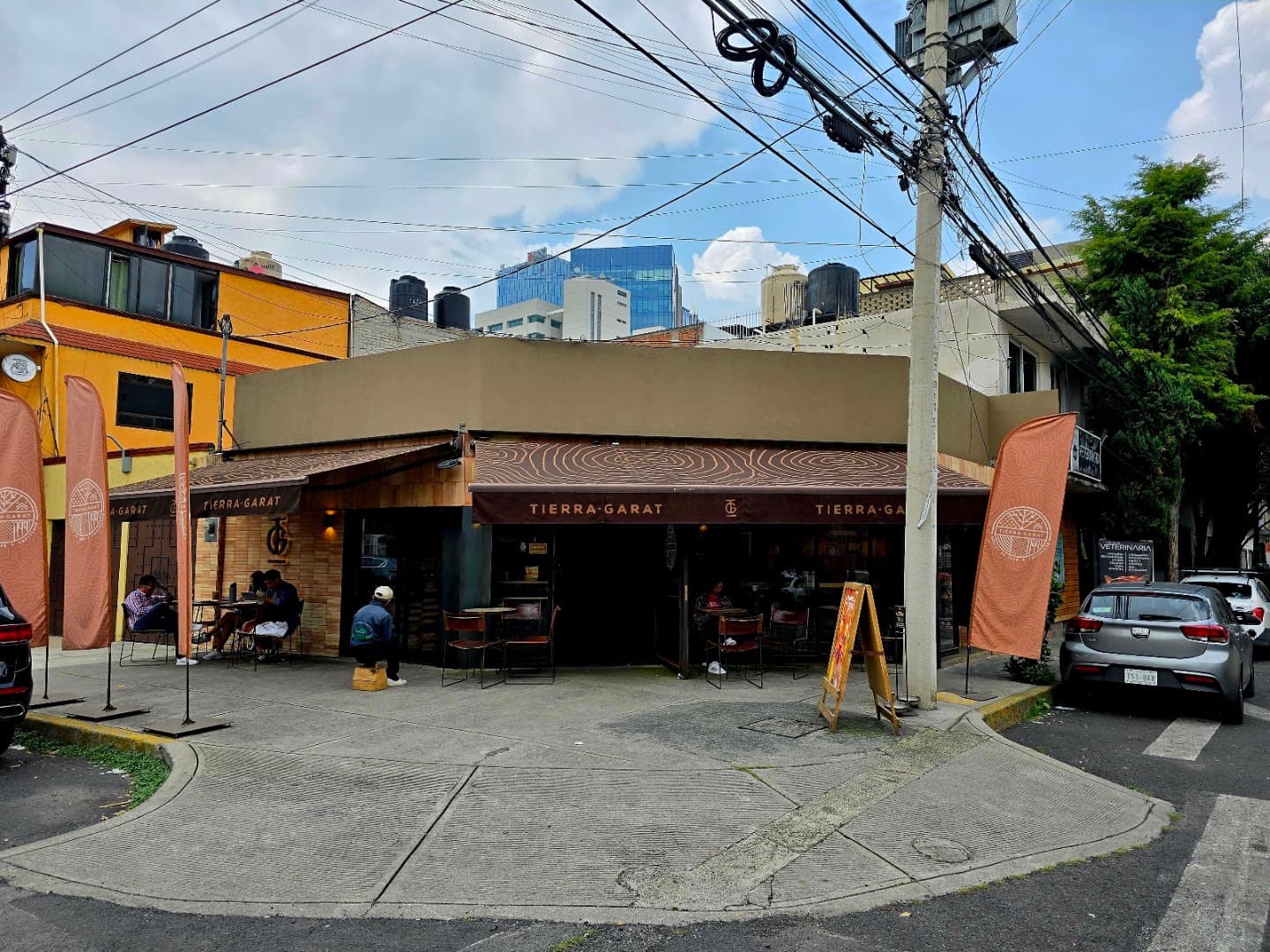 Storefront of Tierra Garat Fresas, specialty coffee shop in Mexico City