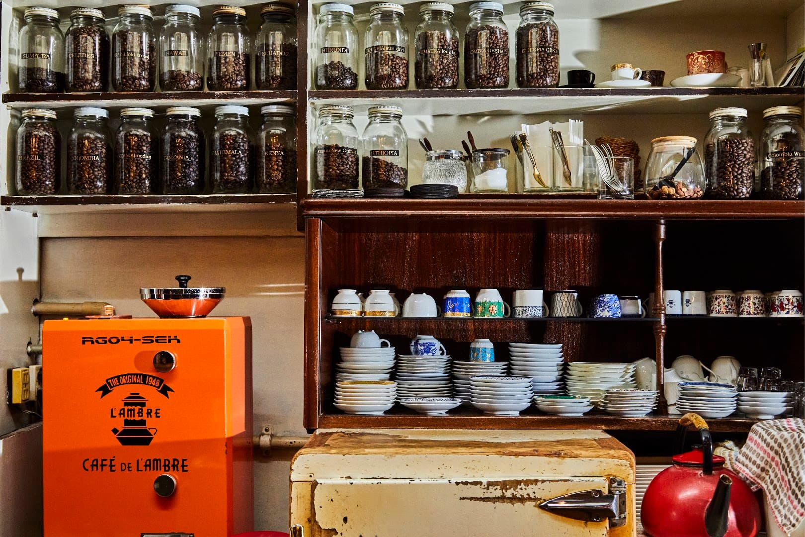 Cafe de l'ambre - specialty coffee shop in Tokyo
