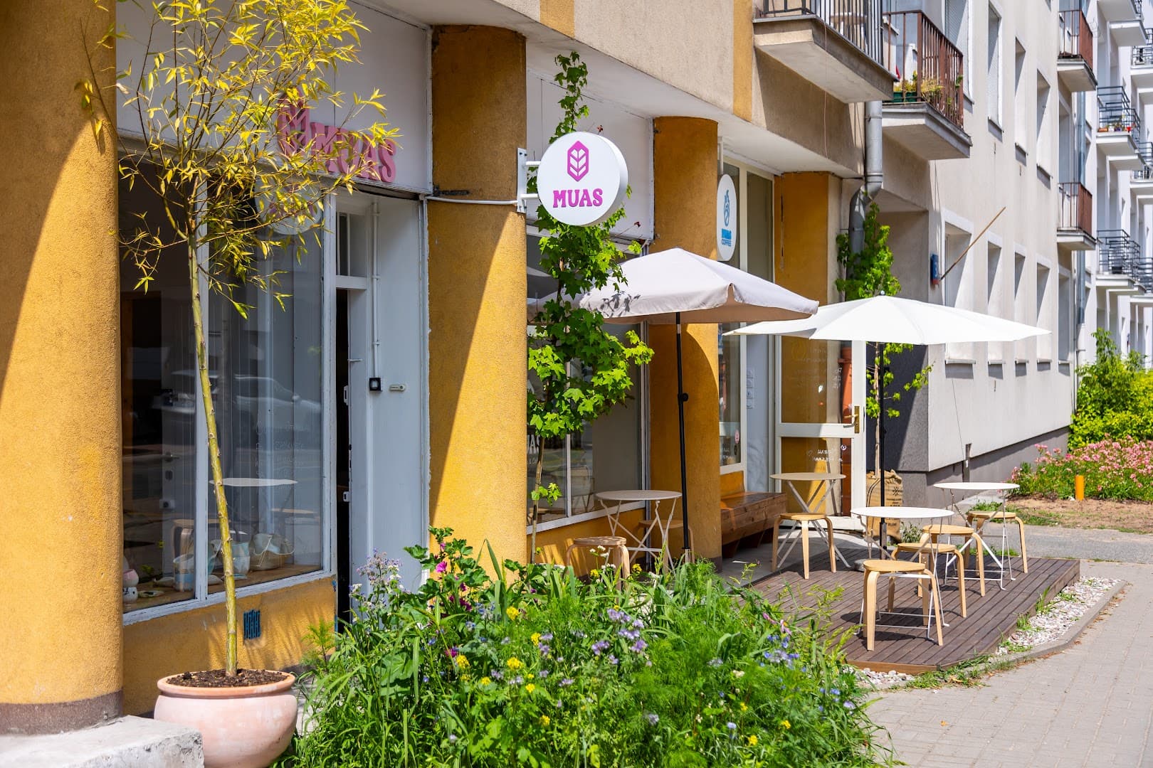 Storefront of MUAS COFFEE, specialty coffee shop in Warsaw