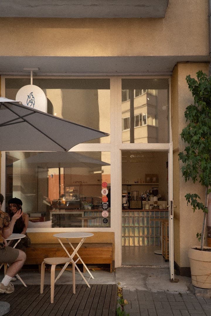 Storefront of MUAS COFFEE, specialty coffee shop in Warsaw
