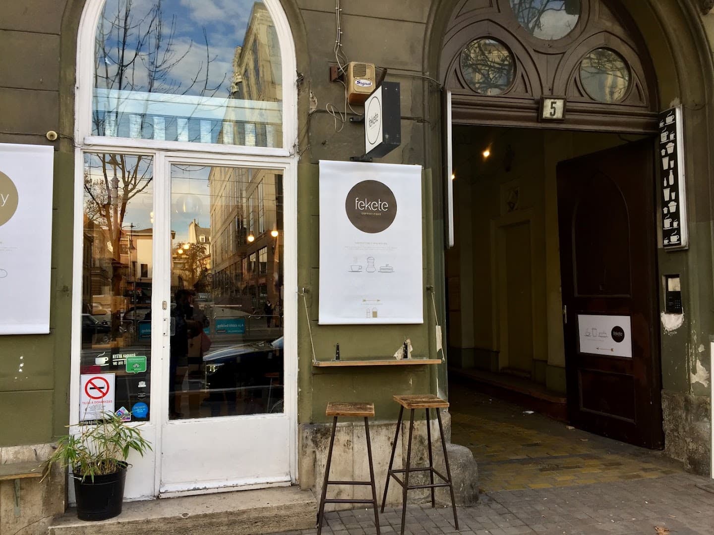 Fekete specialty coffee shop in Budapest - photo 6