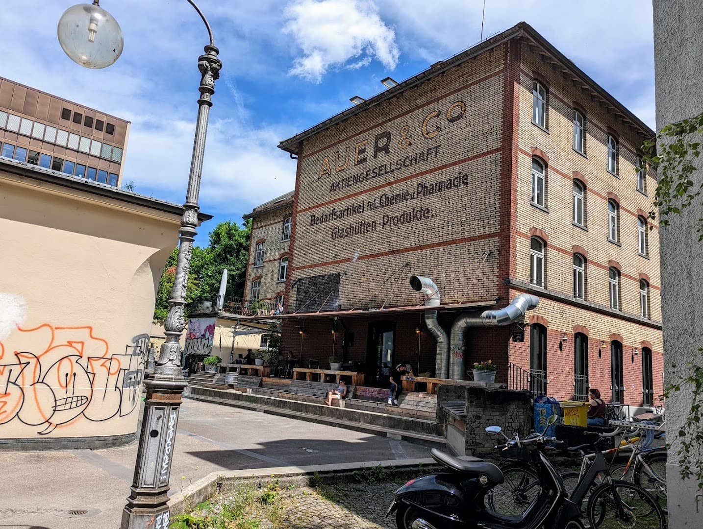 Auer & Co. - specialty coffee shop in Aussersihl