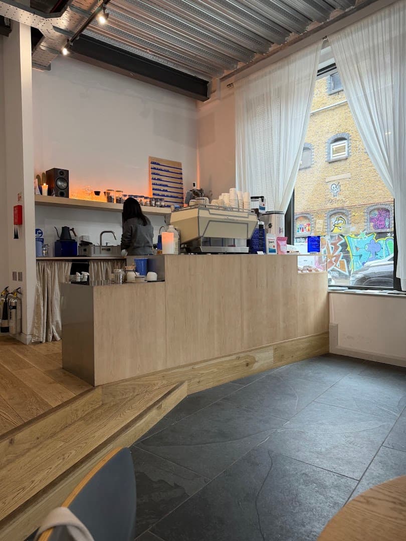 Simmos Coffee specialty coffee shop in London - photo 4