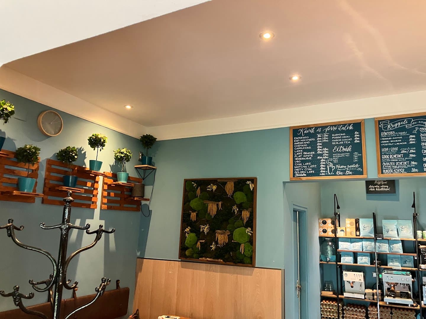Bruberi Coffee & Bakery specialty coffee shop in Budapest - photo 8