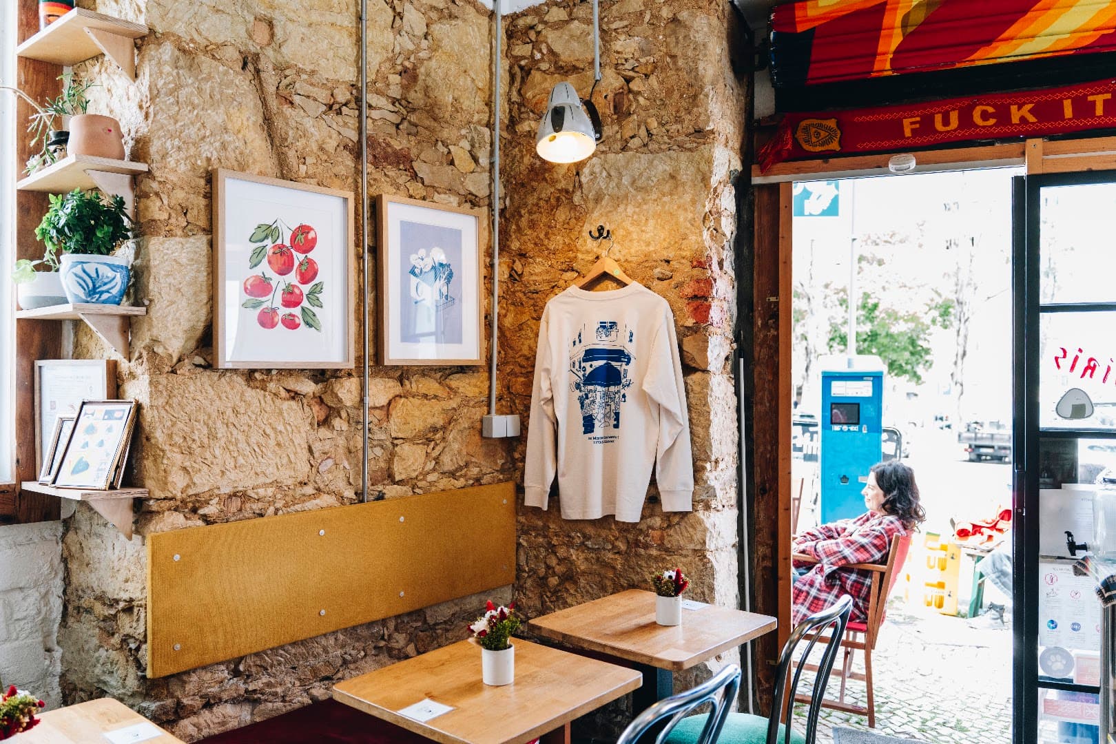 PENTAGON - Specialty coffee / Vegetarian food / Natural wine / Affordable art - specialty coffee shop in Lisbon