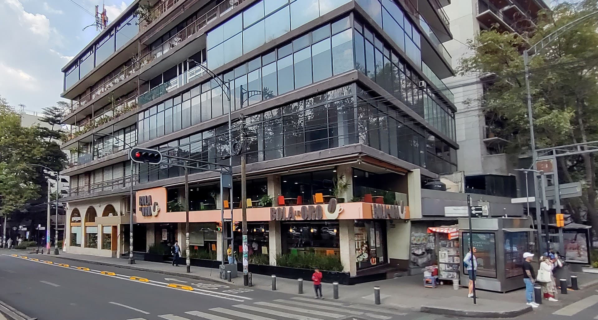 Storefront of Bola de Oro, specialty coffee shop in Mexico City