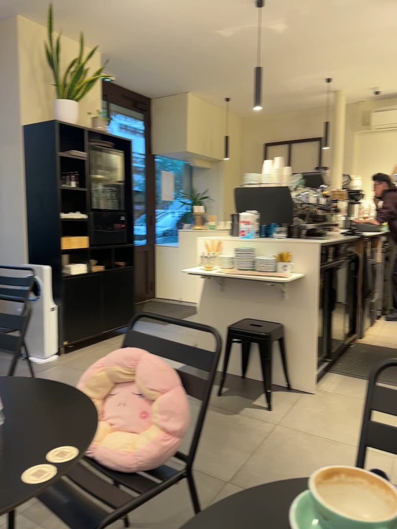 Nilo Coffee & Brunch - specialty coffee shop in Paris