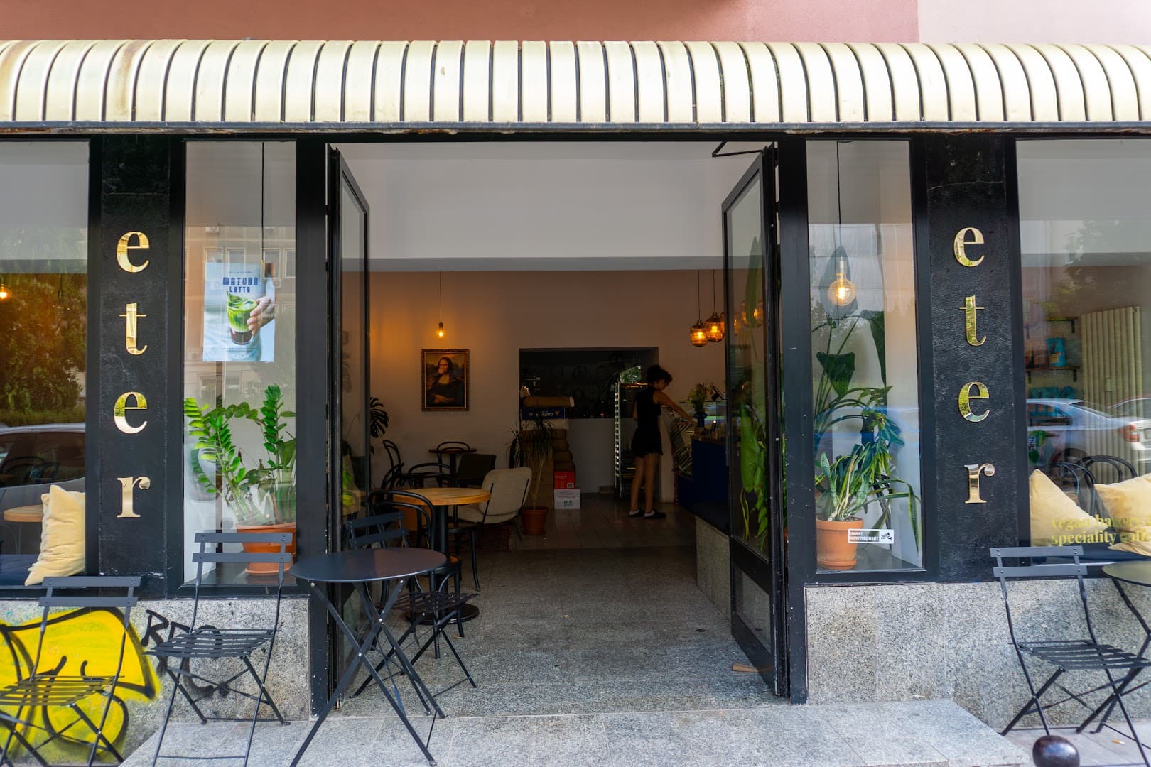 Storefront of eter, specialty coffee shop in Warsaw