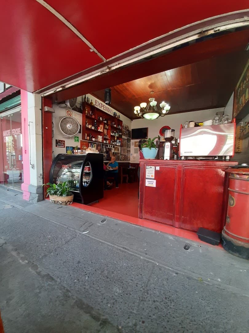 Storefront of Café el Cordobes, specialty coffee shop in Mexico City