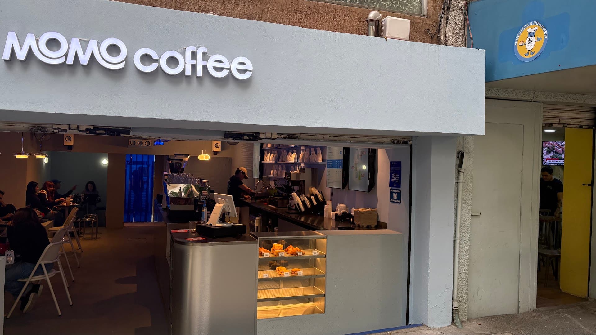 Storefront of MOMO Coffee - Jardín de Arte, specialty coffee shop in Mexico City