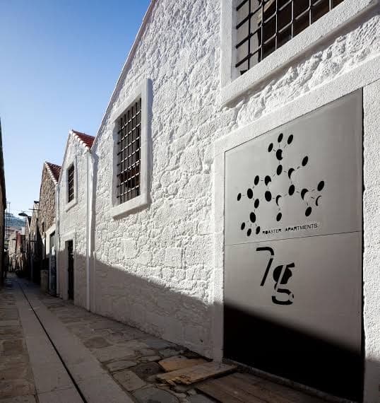 Storefront of 7g Roaster Apartments & Restaurant, specialty coffee shop in Porto