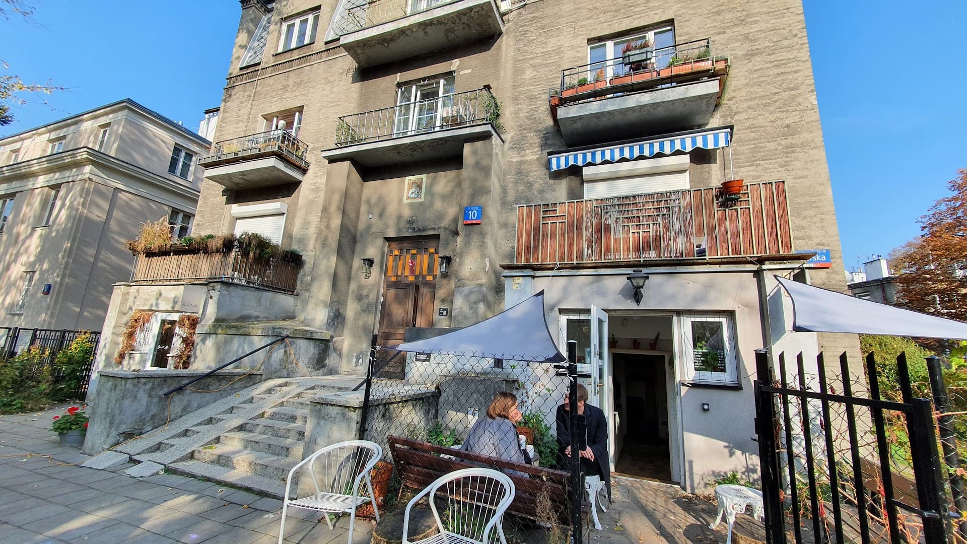 Storefront of HAŁAS Coffee+Vinyl, specialty coffee shop in Warsaw