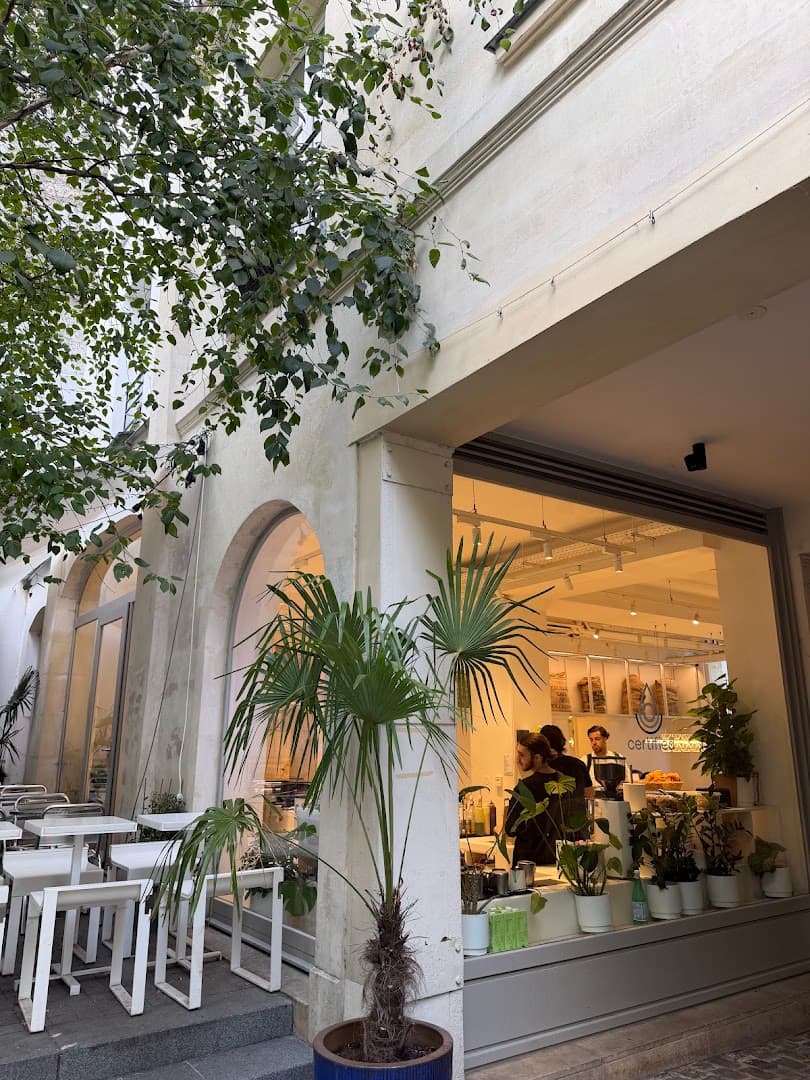 Certified café - specialty coffee shop in Paris