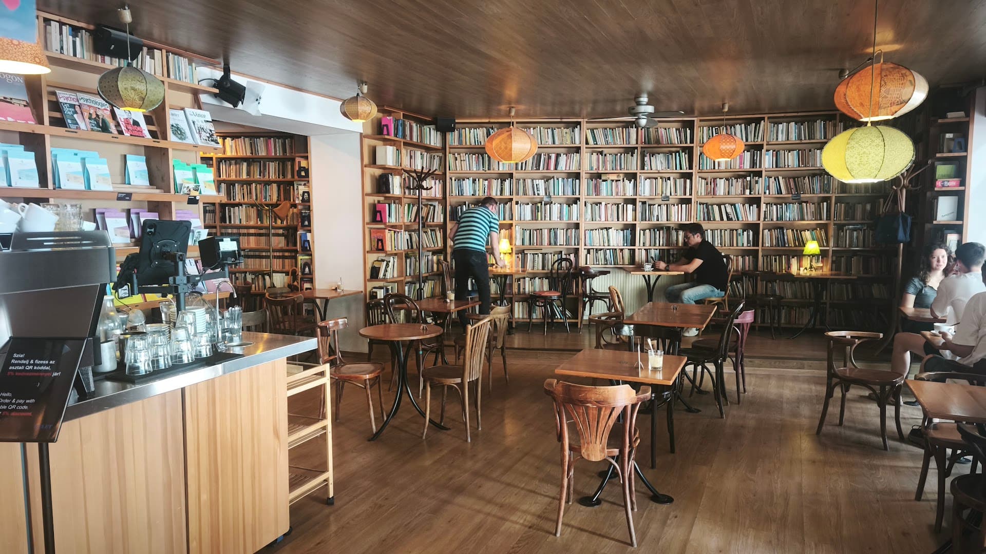 Kelet Kávézó és Galéria specialty coffee shop in Budapest - photo 4