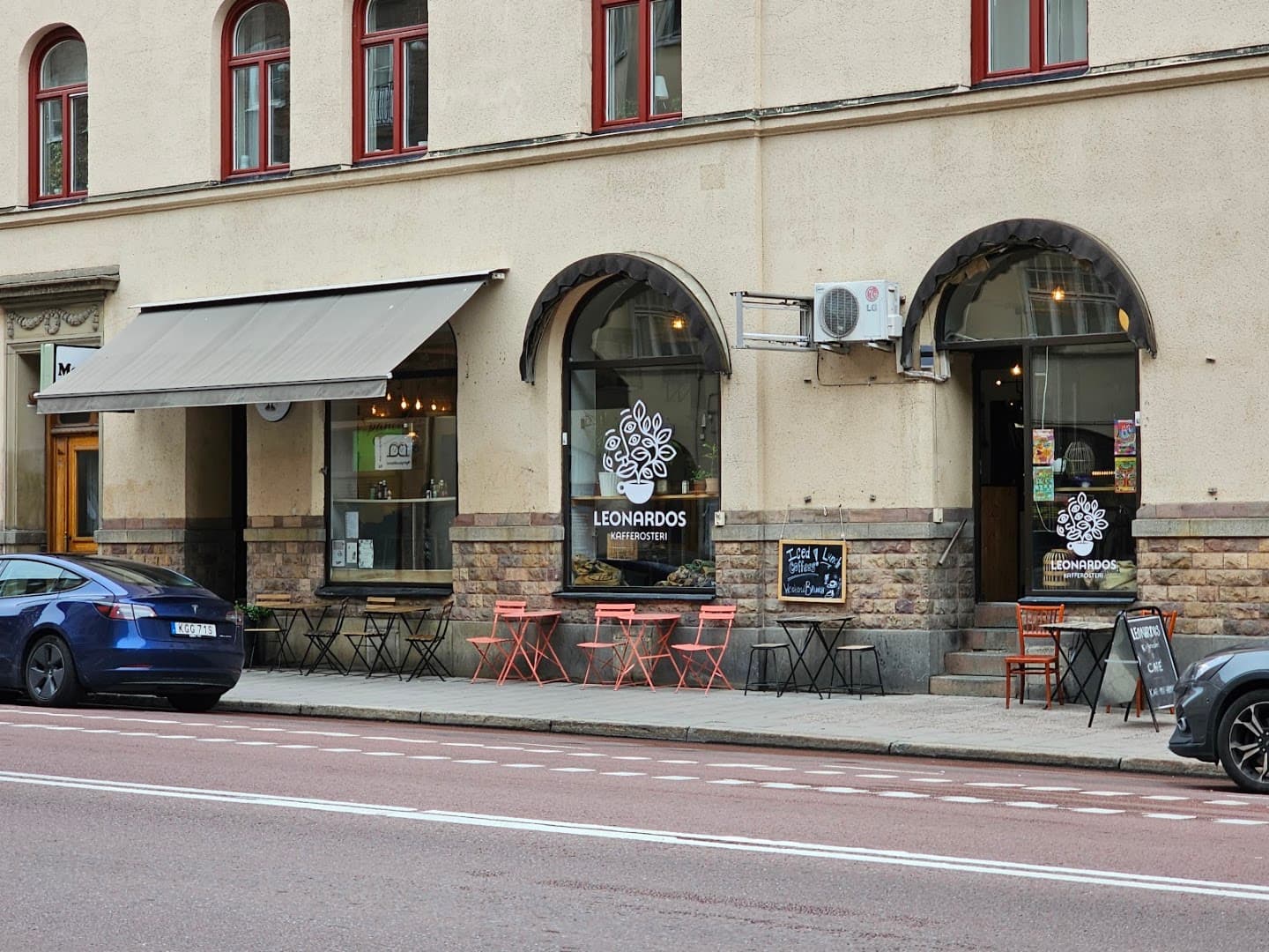Storefront of Leonardos Kafferosteri, specialty coffee shop in Stockholm