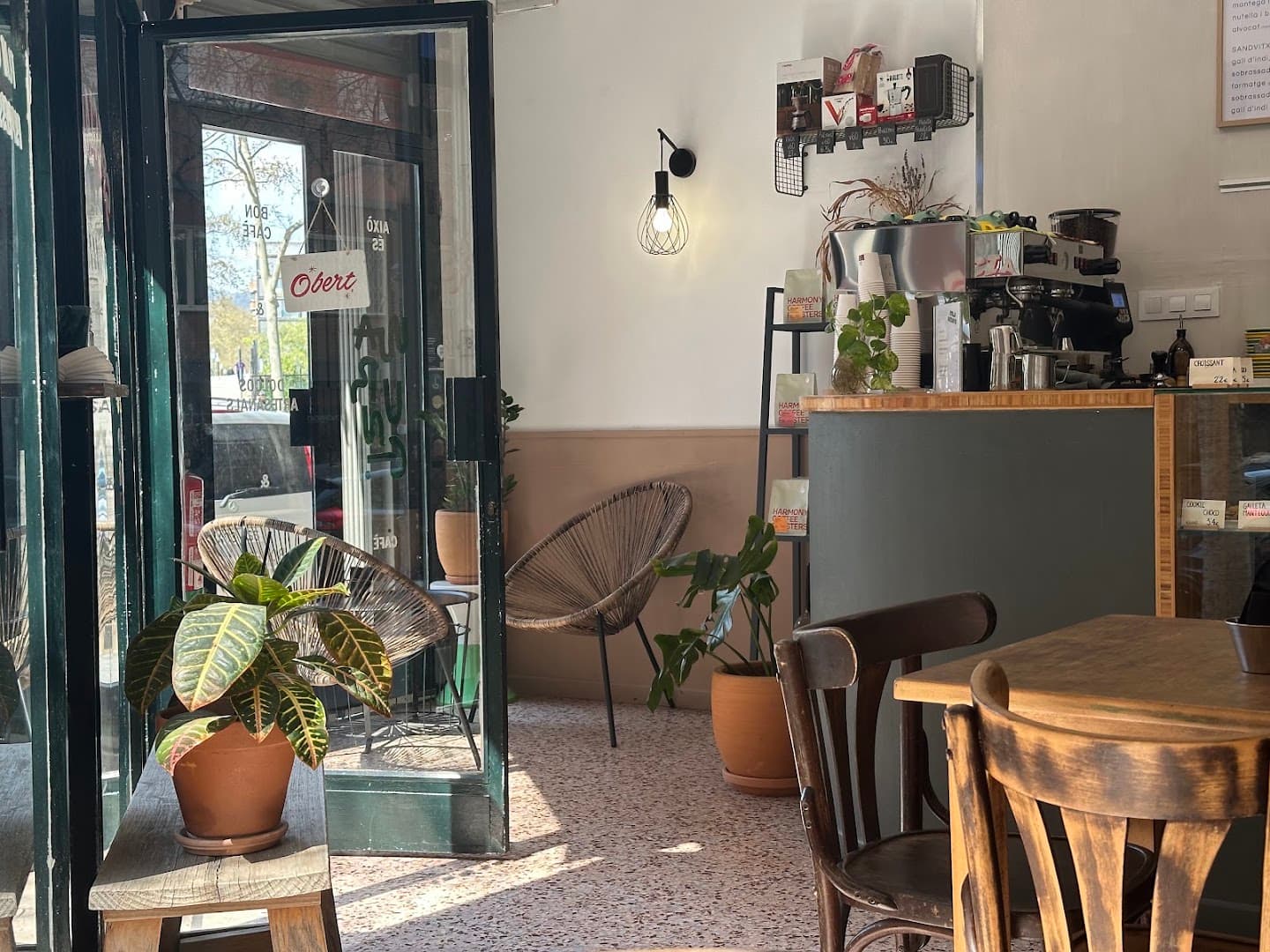 Warung Cafè - specialty coffee shop in Barcelona