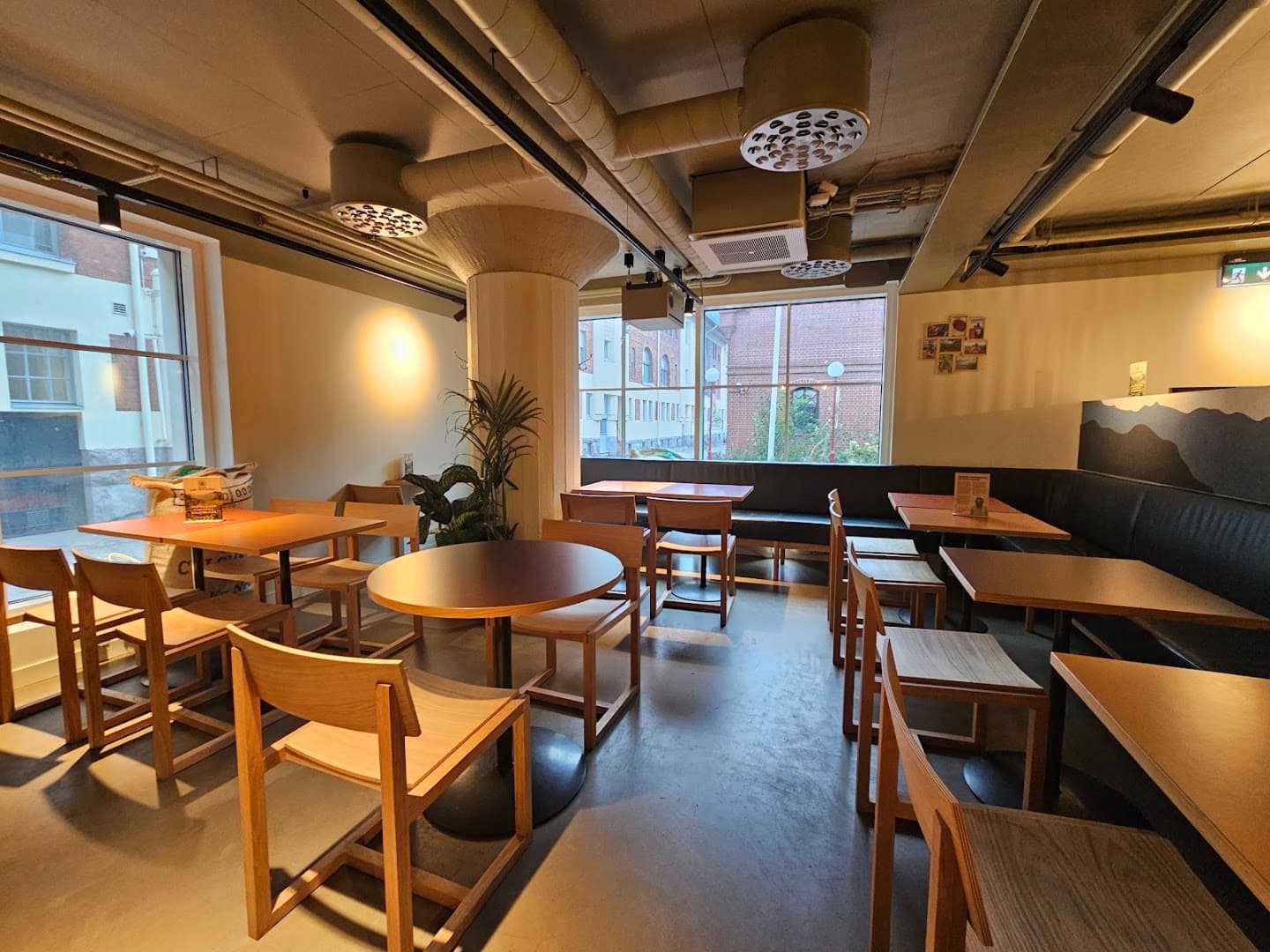 Interior of Finca Las Ventanas Café, specialty coffee shop in Helsinki