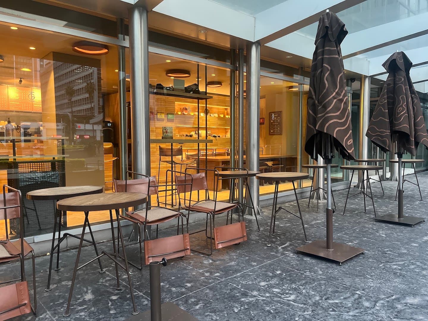 Storefront of Tierra Garat Independencia, specialty coffee shop in Mexico City