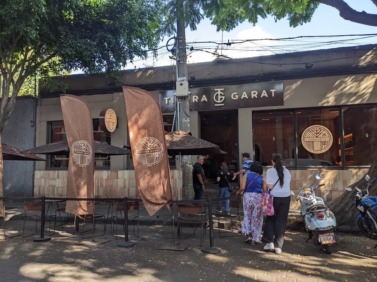 Storefront of Tierra Garat, Hidalgo, specialty coffee shop in Mexico City