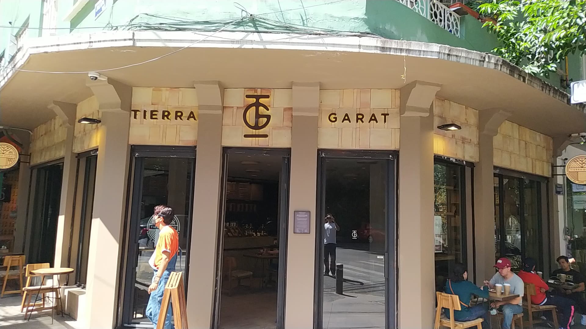 Storefront of Tierra Garat, specialty coffee shop in Mexico City