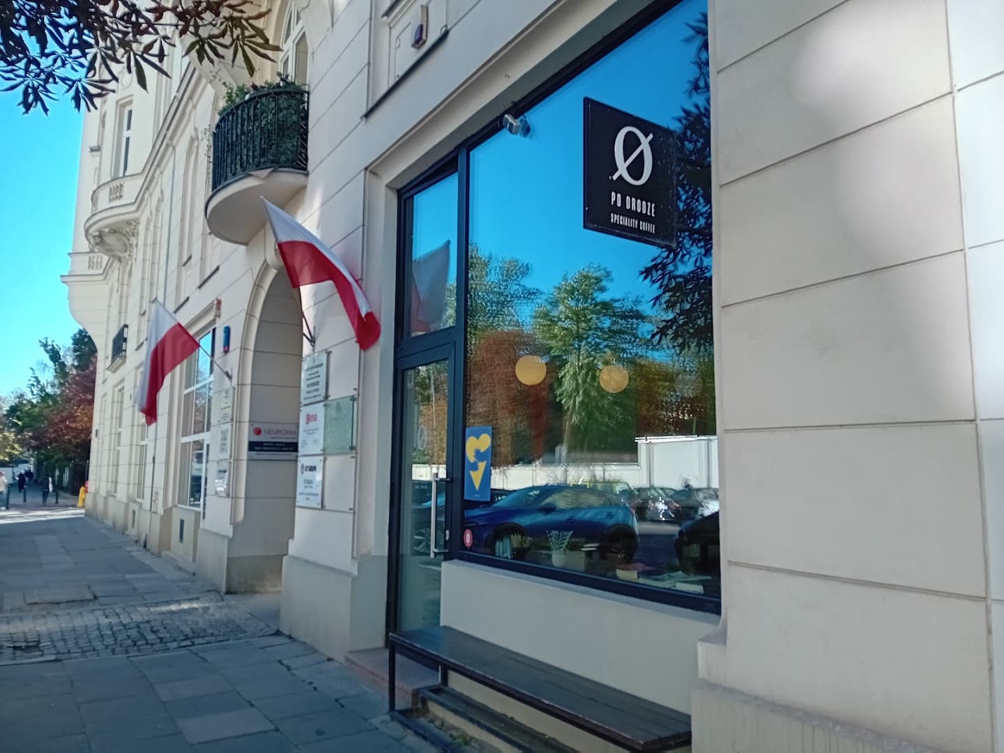 Storefront of Po Drodze, specialty coffee shop in Warsaw