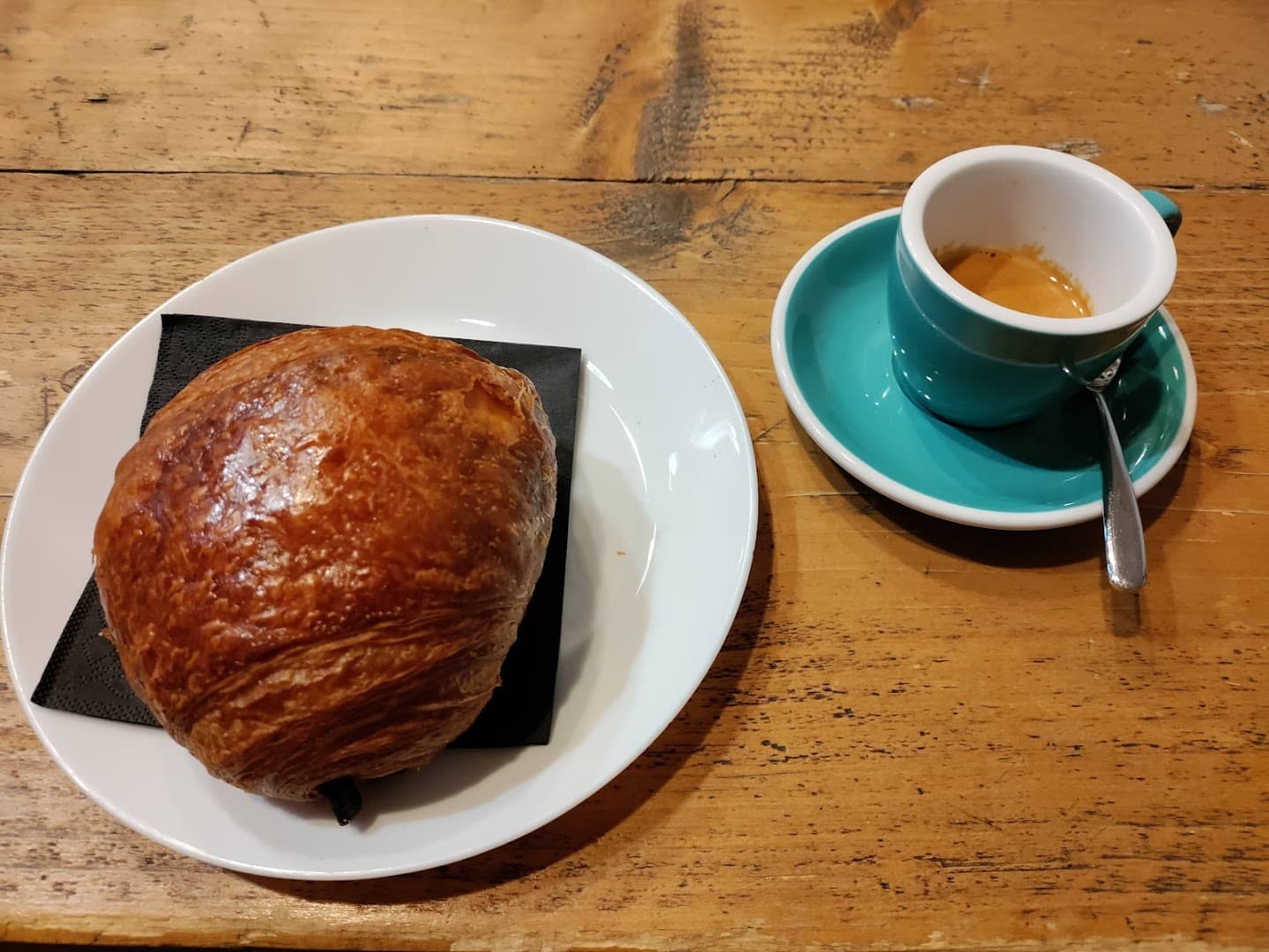 Tamp & Pull Espresso Bar specialty coffee shop in Budapest - photo 4