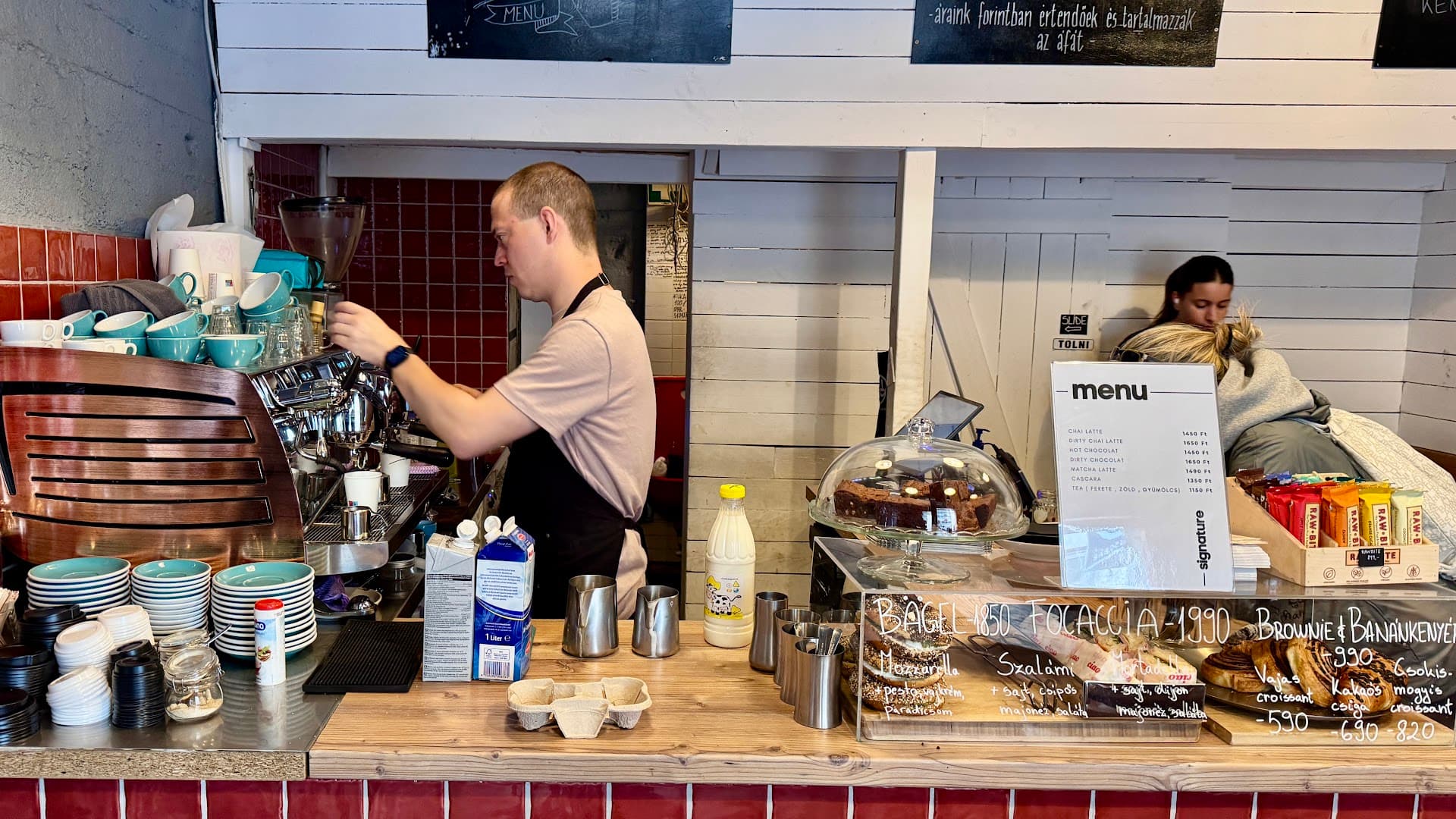 Tamp & Pull Espresso Bar specialty coffee shop in Budapest - photo 8