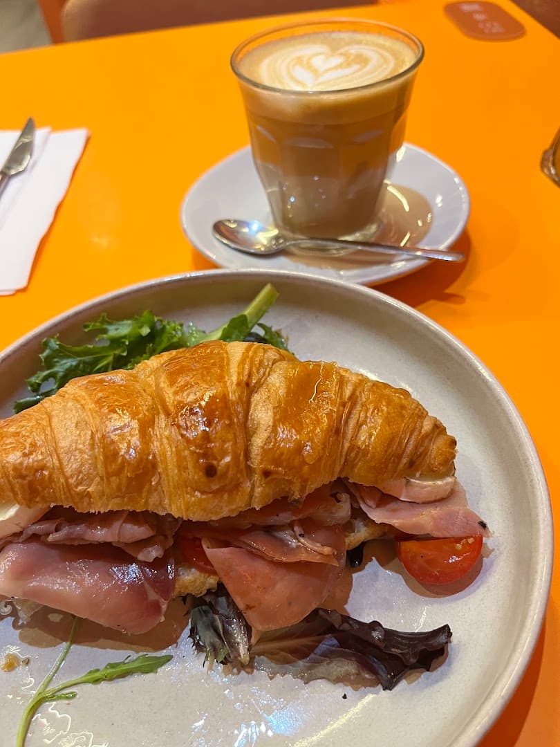 SoLo Brewing Coffee Lab - specialty coffee shop in Lisbon