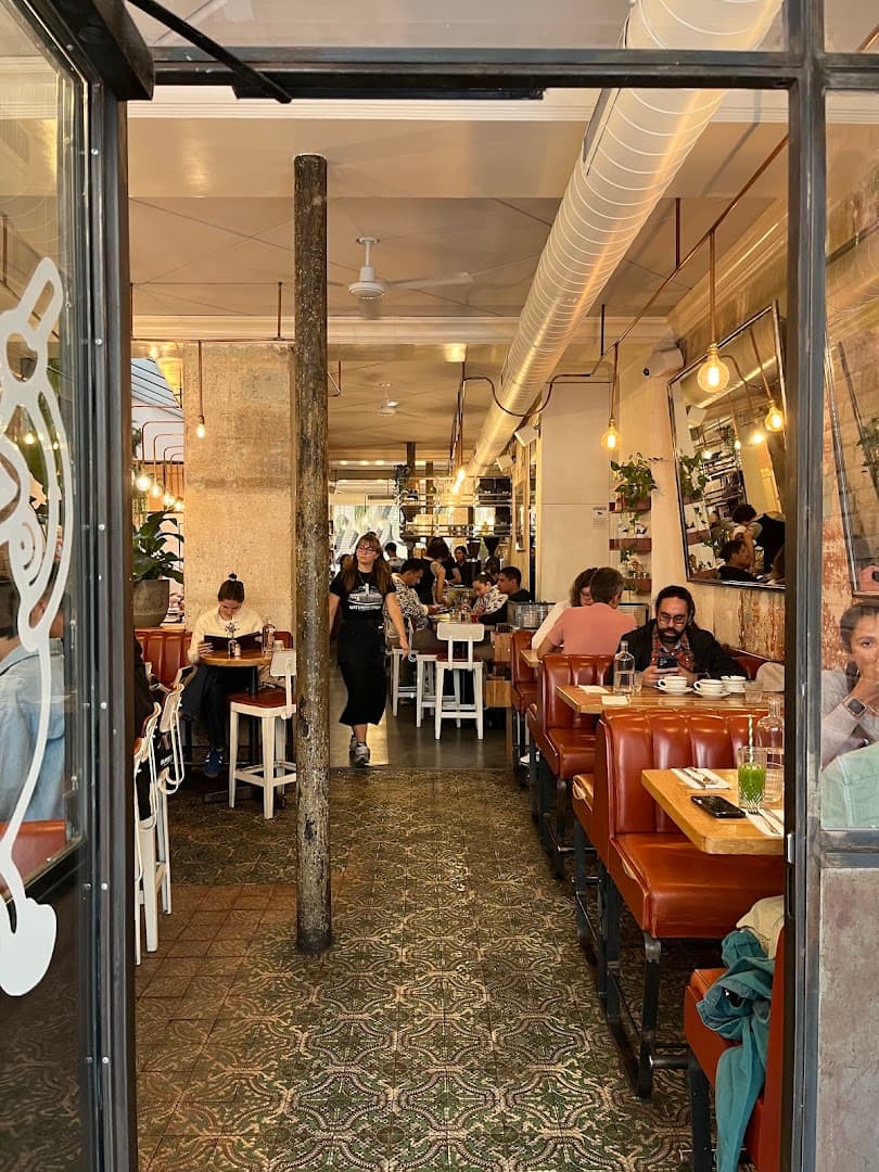 HolyBelly - specialty coffee shop in Paris