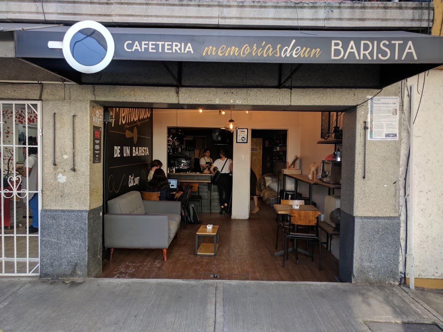 Storefront of Café Memorias de un Barista, specialty coffee shop in Mexico City