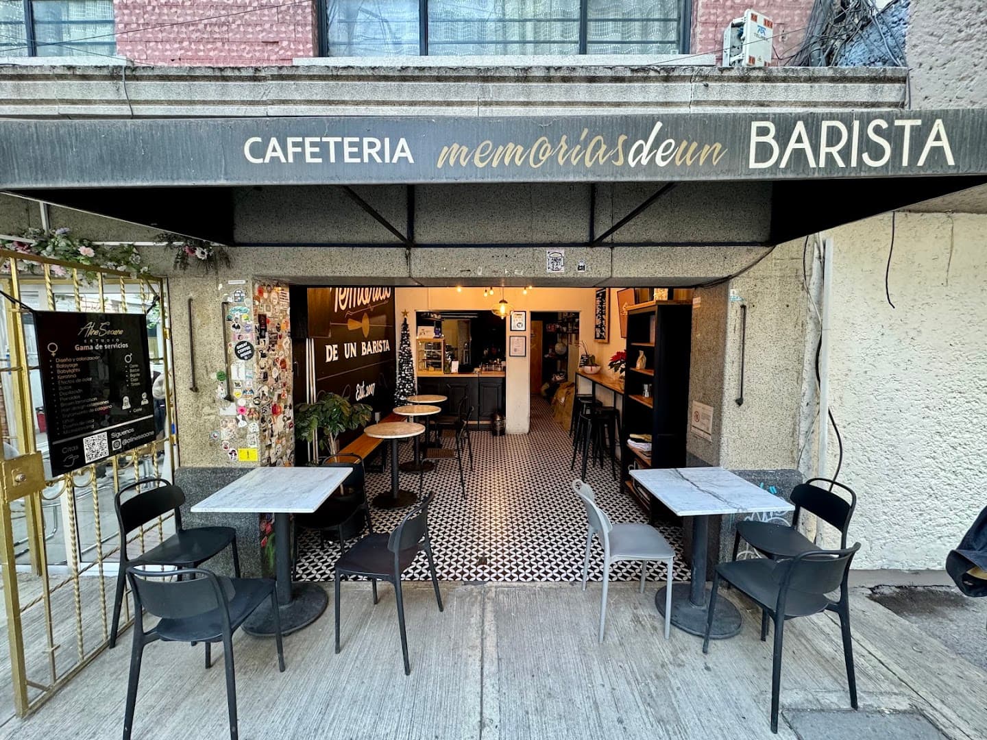 Storefront of Café Memorias de un Barista, specialty coffee shop in Mexico City