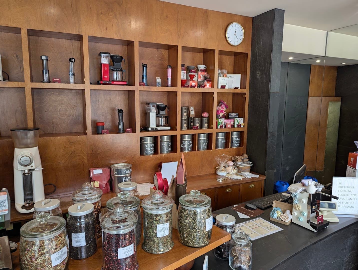 Sanzala Coffee Roasters - specialty coffee shop in Porto